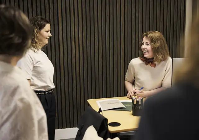 Laura og Andrea fra Ørskovgruppen arbejder med tekster