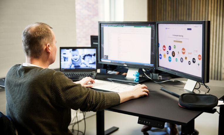 Michael fra Ørskovgruppen koder en hjemmeside