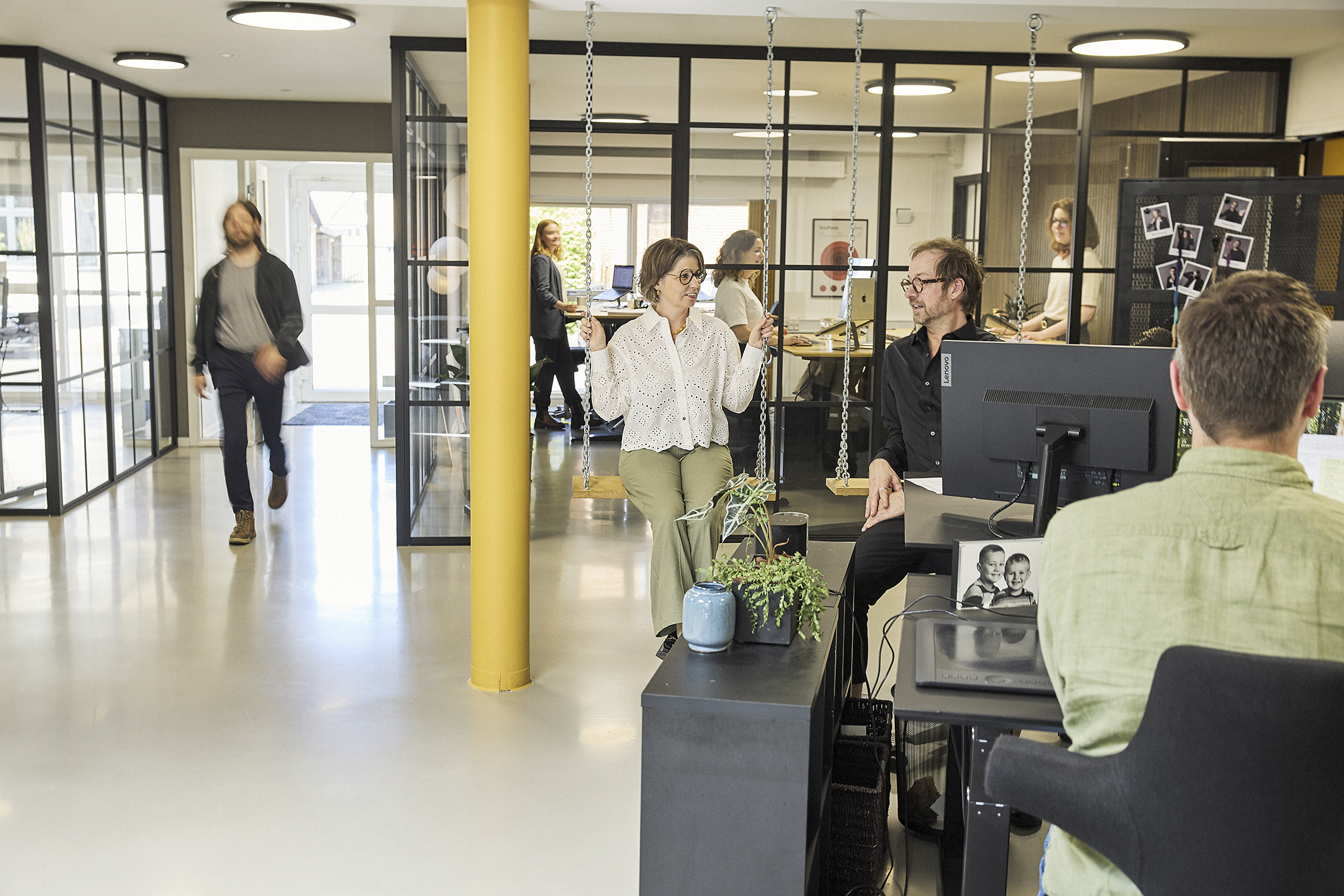 Medarbejdere i Ørskovgruppen i arbejdssituationer 