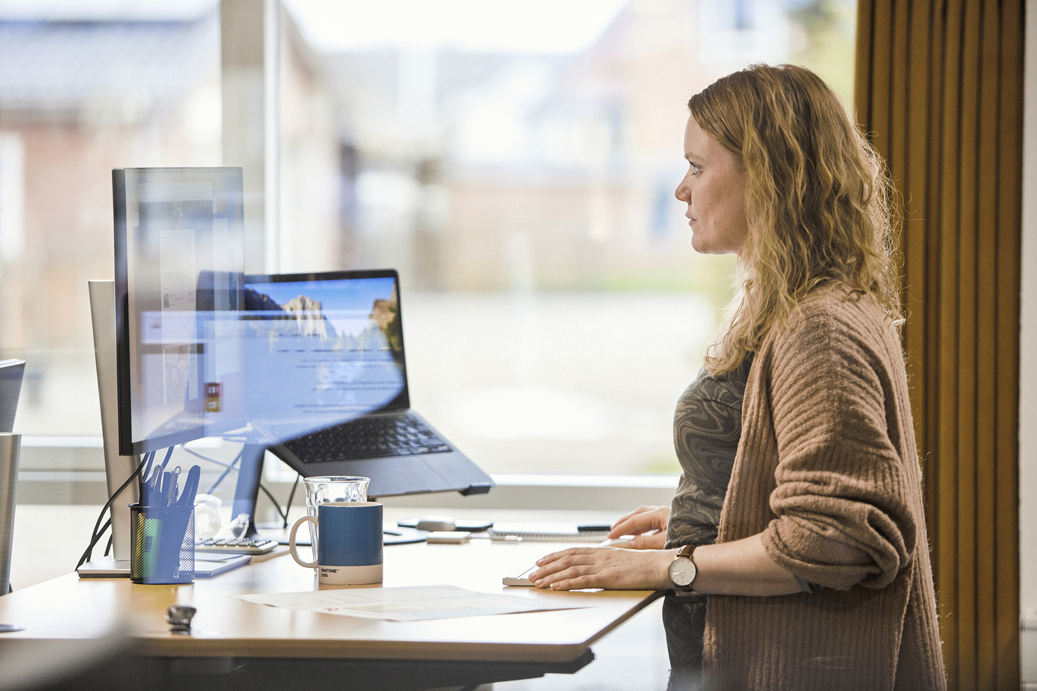 Lone arbejder med e-mailmarkedsføring